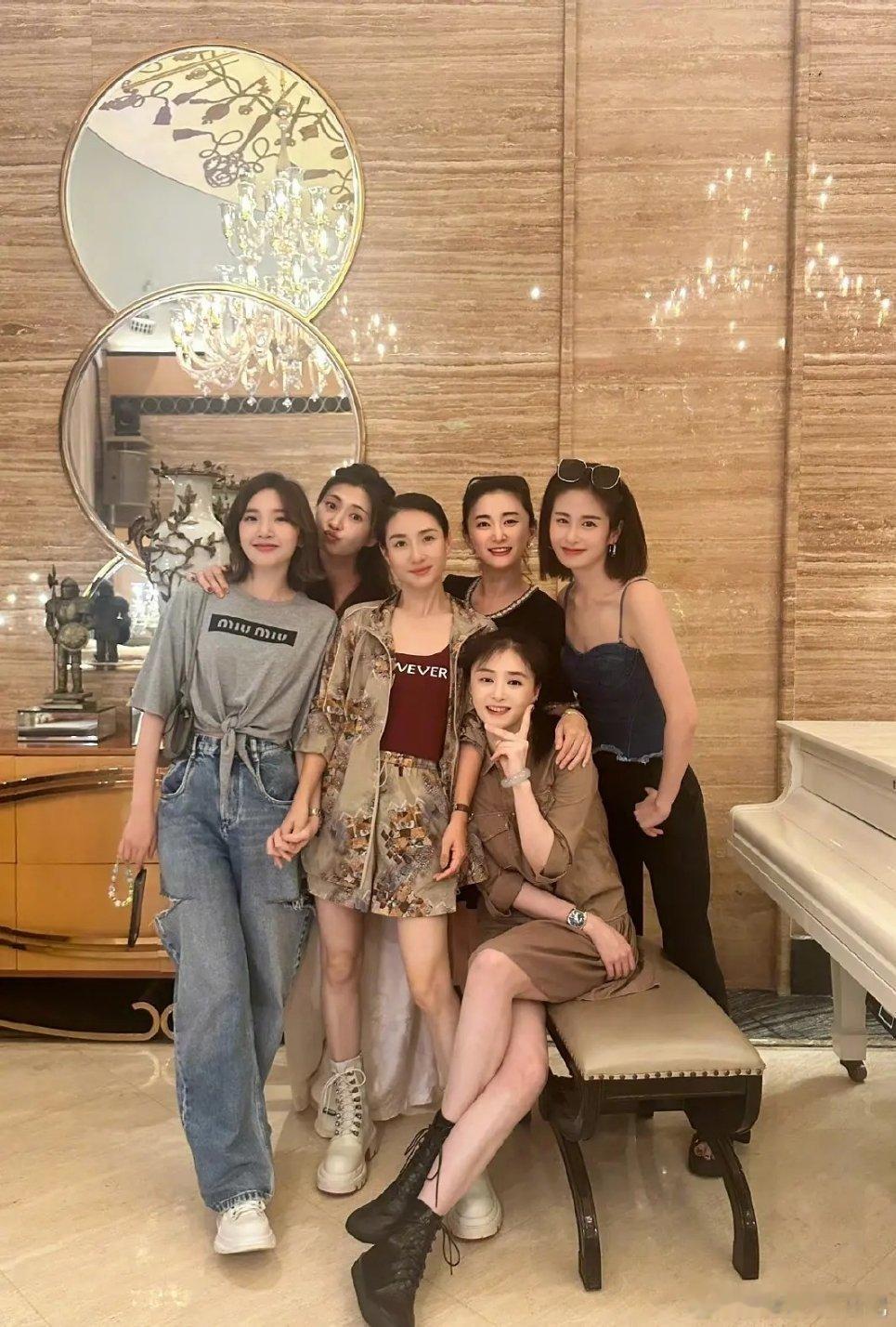 无人在意的角落，甄嬛传剧组还在聚会……瓜6和安陵容不愧是一个阵营的关系挺好呀[d