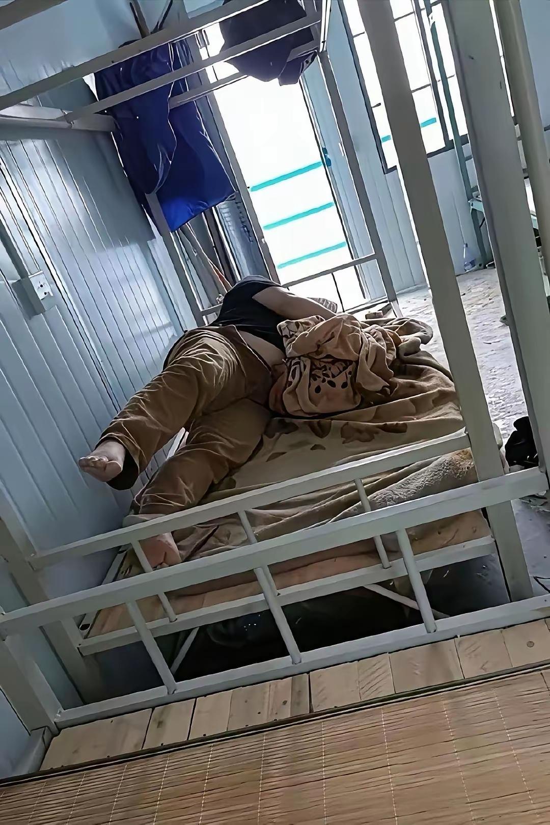 网友:
真是服了工友，八点上班，七点五十了还躺在床上，不知要不要叫醒他……[wh