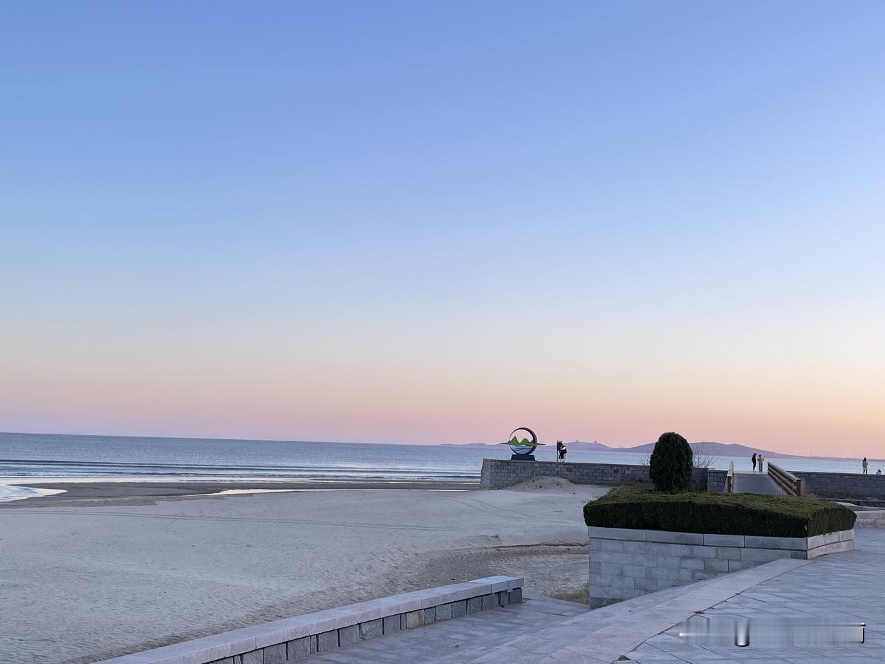 别再争了！乳山银滩到底潮不潮？全是大实话！
网上聊起乳山银滩，别的不说，就一个“