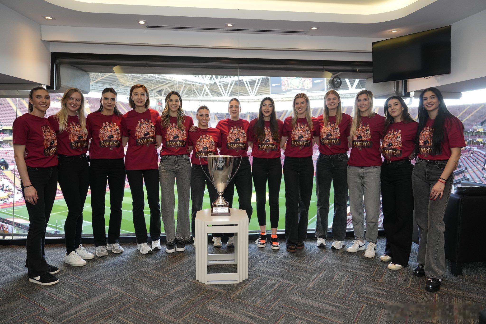 国际排坛动态 加拉塔萨雷女排来到他们足球俱乐部的主场拉姆斯公园（也叫土耳其电信竞