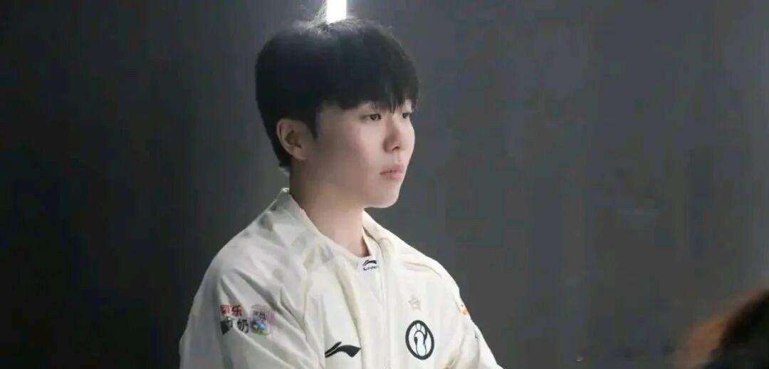 Rookie道歉 电竞选手的私人情感纠纷闹得沸沸扬扬，最终以Rookie的道歉声