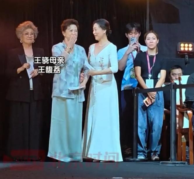 王骁获最佳男配，王馥荔哭了

第38届百花奖颁奖礼上，王骁凭着《南京照相馆》里的
