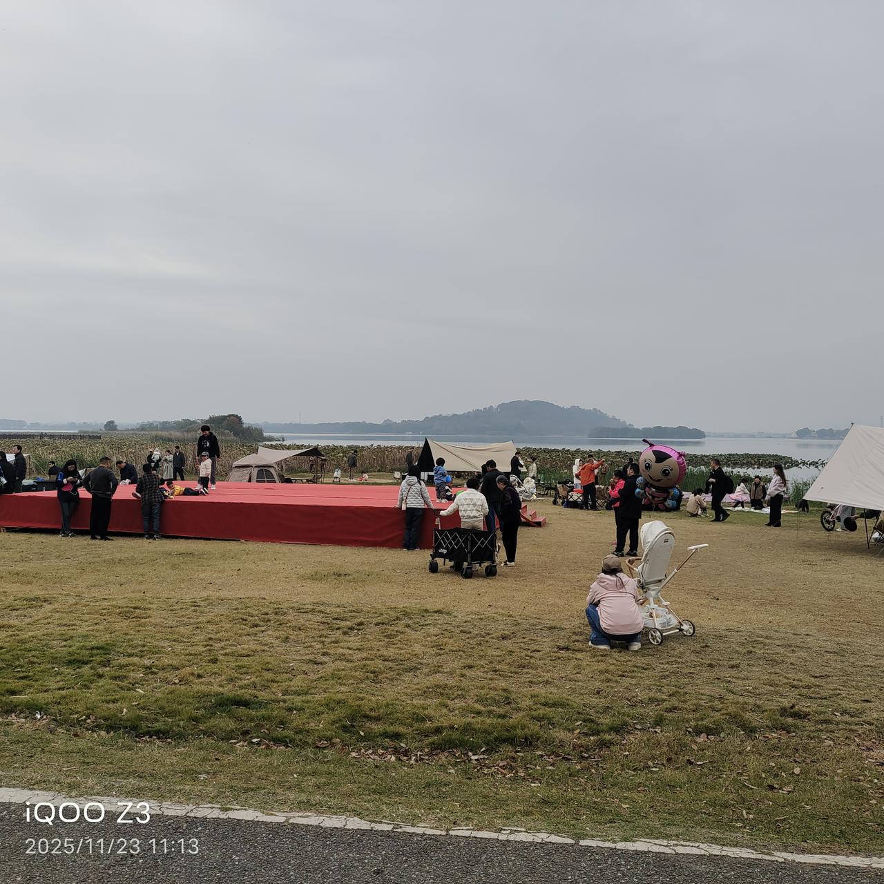 分享一张相册里随手拍的天空公园人越来越多了，周末大家都不逛街了