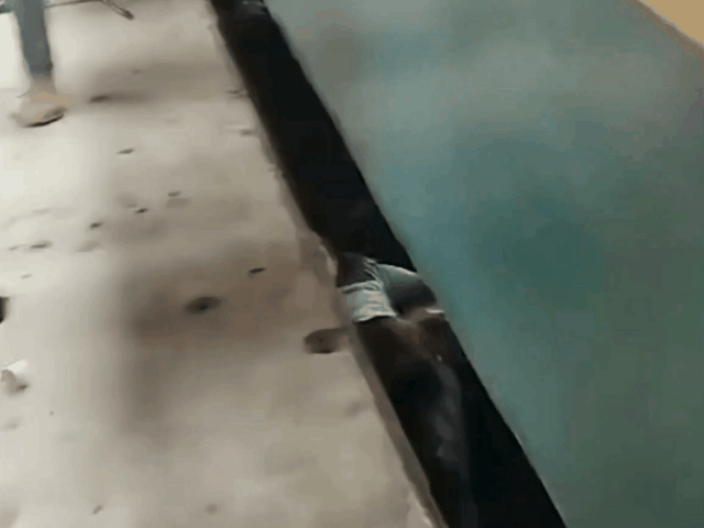 孟加拉国男子不顾自身安危，跳轨道救下2岁的儿子。

4月28日，在孟加拉国吉绍雷