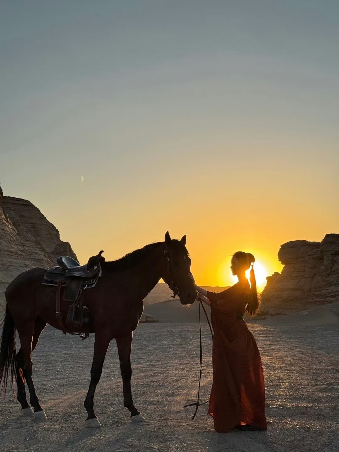 陈都灵这真不是女侠客吗！红衣牵马，浪迹天涯，好有江湖气的一组图