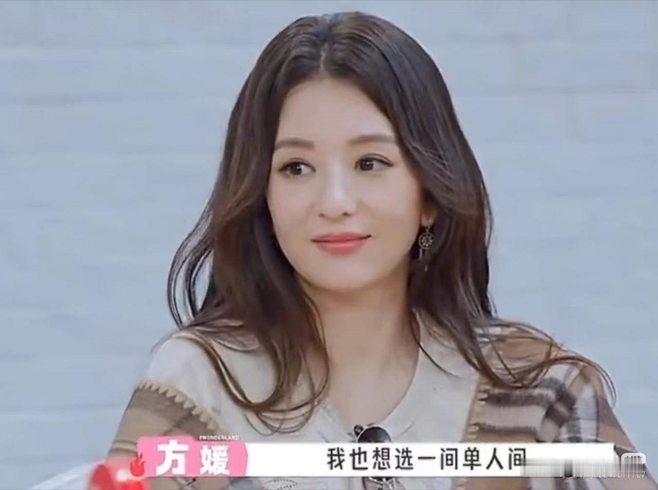 天王嫂住个单间引来热议
还真是不容易啊
节目组就不能多给几个单间吗
男生卫生间不