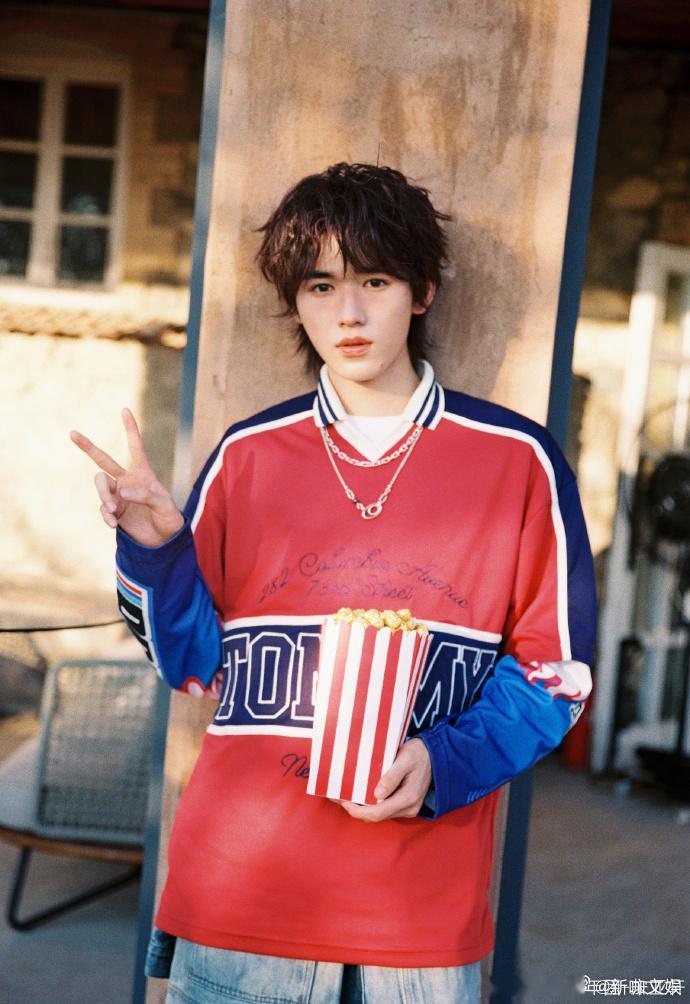 #宋亚轩这回正确用脸了##宋亚轩手捧爆米花比耶#宋亚轩这回的用脸方式值得称赞，手