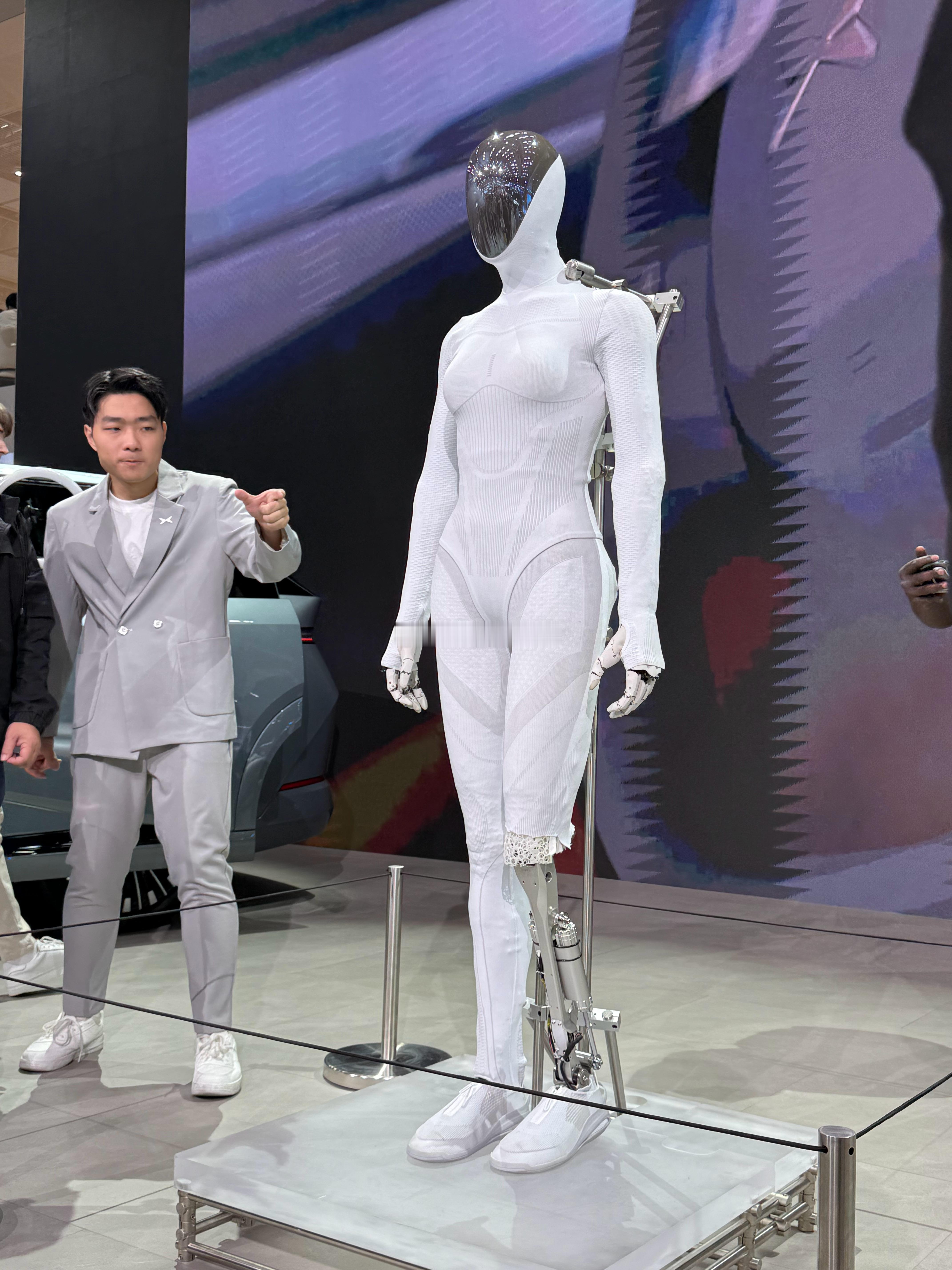 小鹏展台人也是太多了！我想把这个P7金标带走！ 