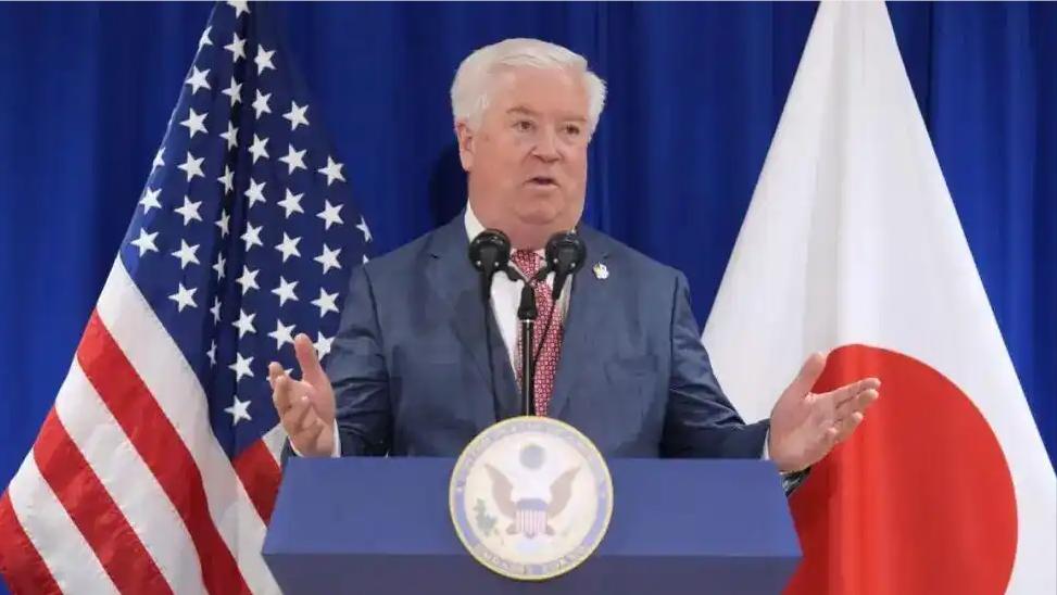 日本全网彻底炸了，美国驻日大使开完会直接对着媒体放话，声称自己代表总统和大使馆，