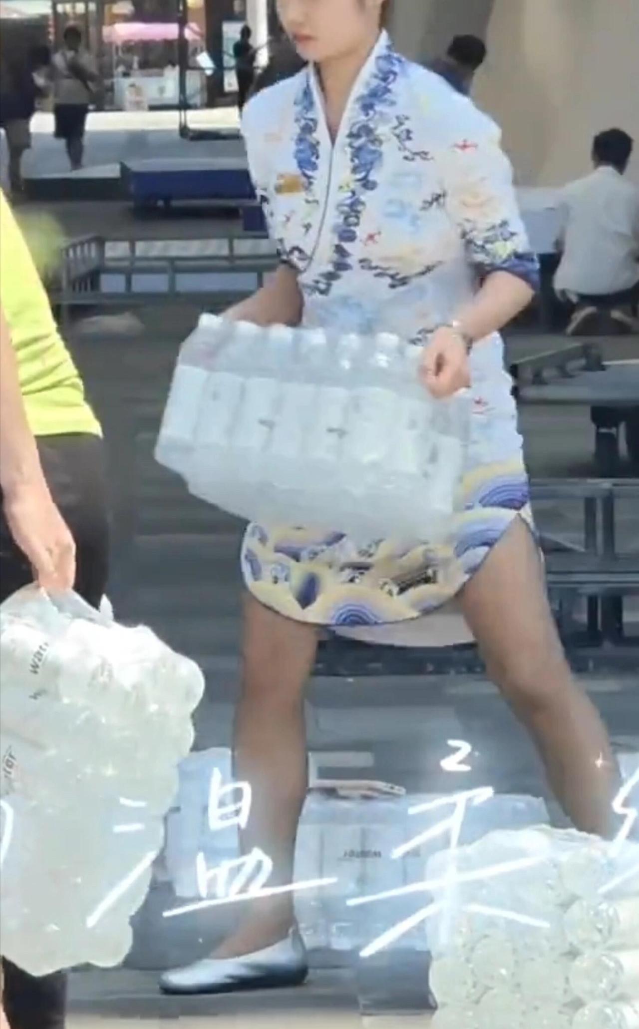 海航的这个空姐火了！但她并不知道
昨天有人拍了个视频，视频里应该是海航三亚过夜酒