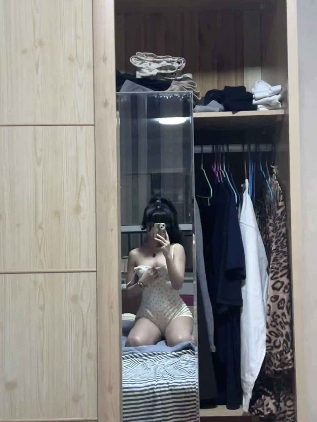 明艳的女人欲望写尽 微微皱眉也是调情