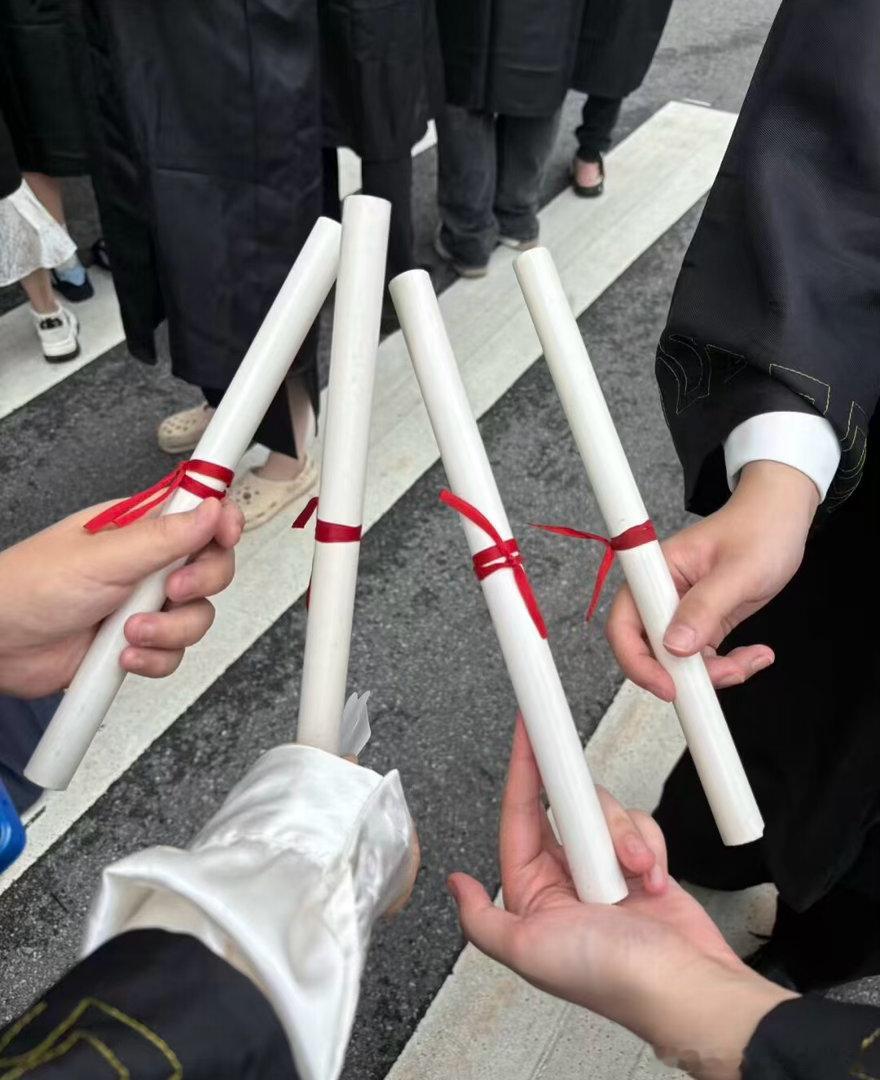 毕业季最开心的是五金店发现朋友拍毕业照的证书其实是水管，合理怀疑学校附近的五金店
