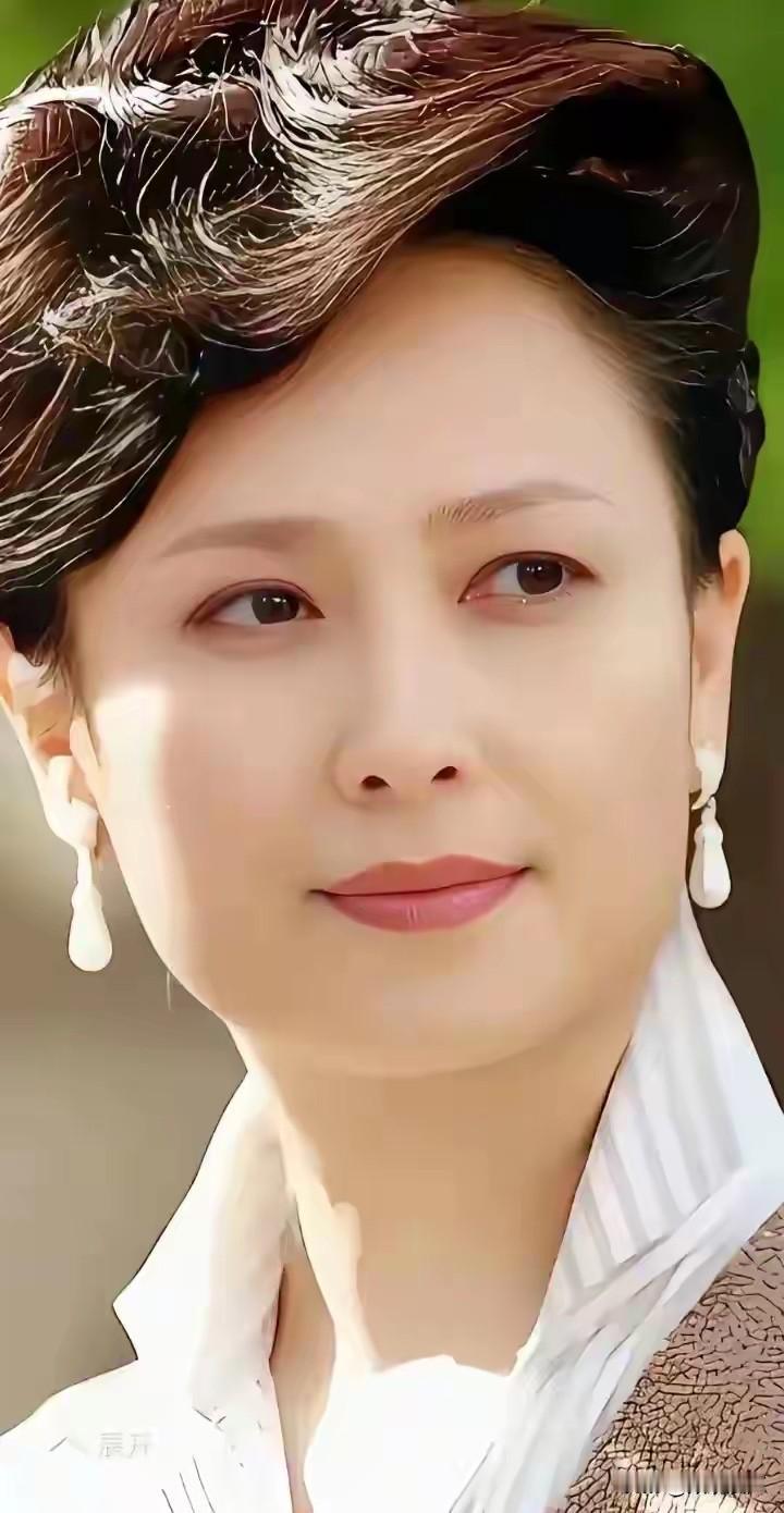 1963年，她出生于广东湛江，17岁就凭电影《智截玉香笼》开启了演艺之路，成为珠