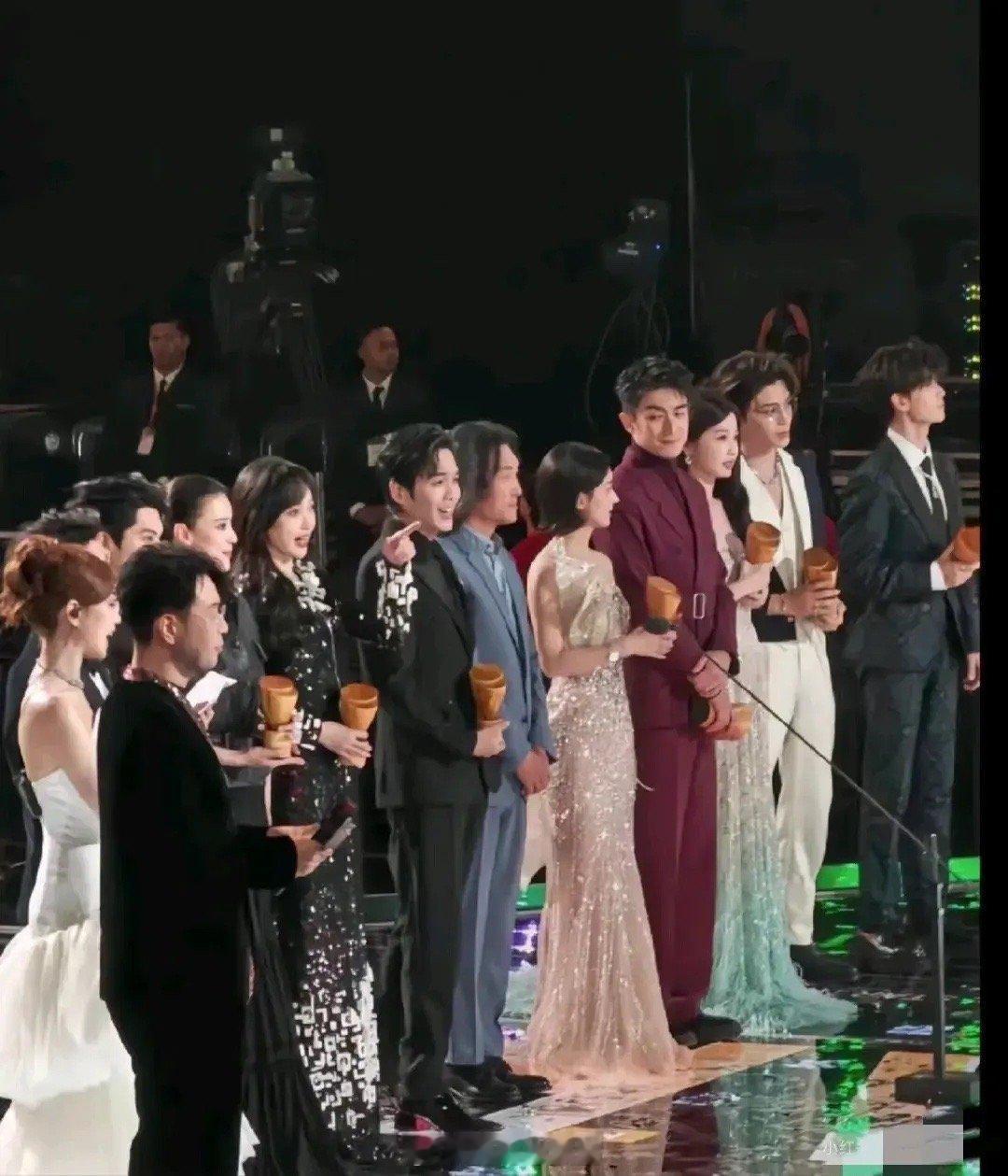 所有人都看前方镜头，只有他的脖子是歪的[偷笑] ​​​