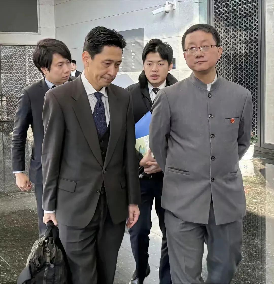 没想到，刘劲松人还没到，日澳两国就先慌了神。
8月24日他人到澳大利亚，接过驻澳