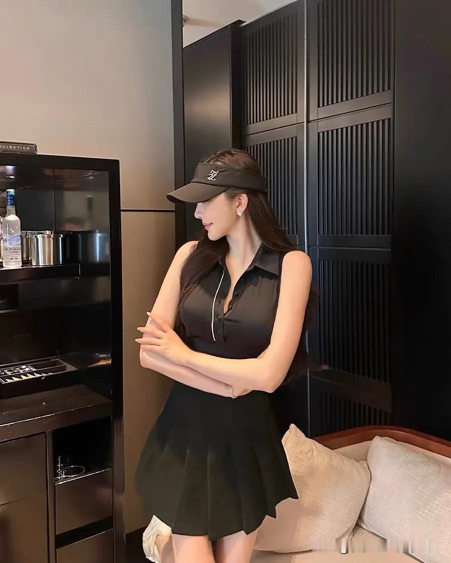 黑色，简单大方的配色
