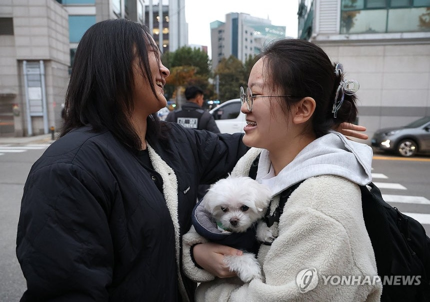 今天韩国高考~今年出门为高考的小主人送考的小狗们！ 