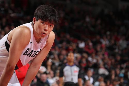 NBA季前赛继续进行，开拓者主场111-118惜败给勇士。中国球员杨瀚森本场出战
