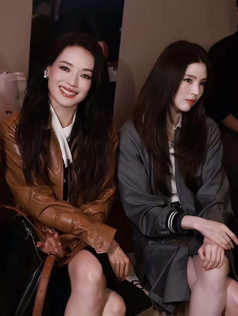 闺蜜聚会，笑语盈盈，温暖相伴！👯‍♀️💕两位美女坐在一起，笑得很开心。