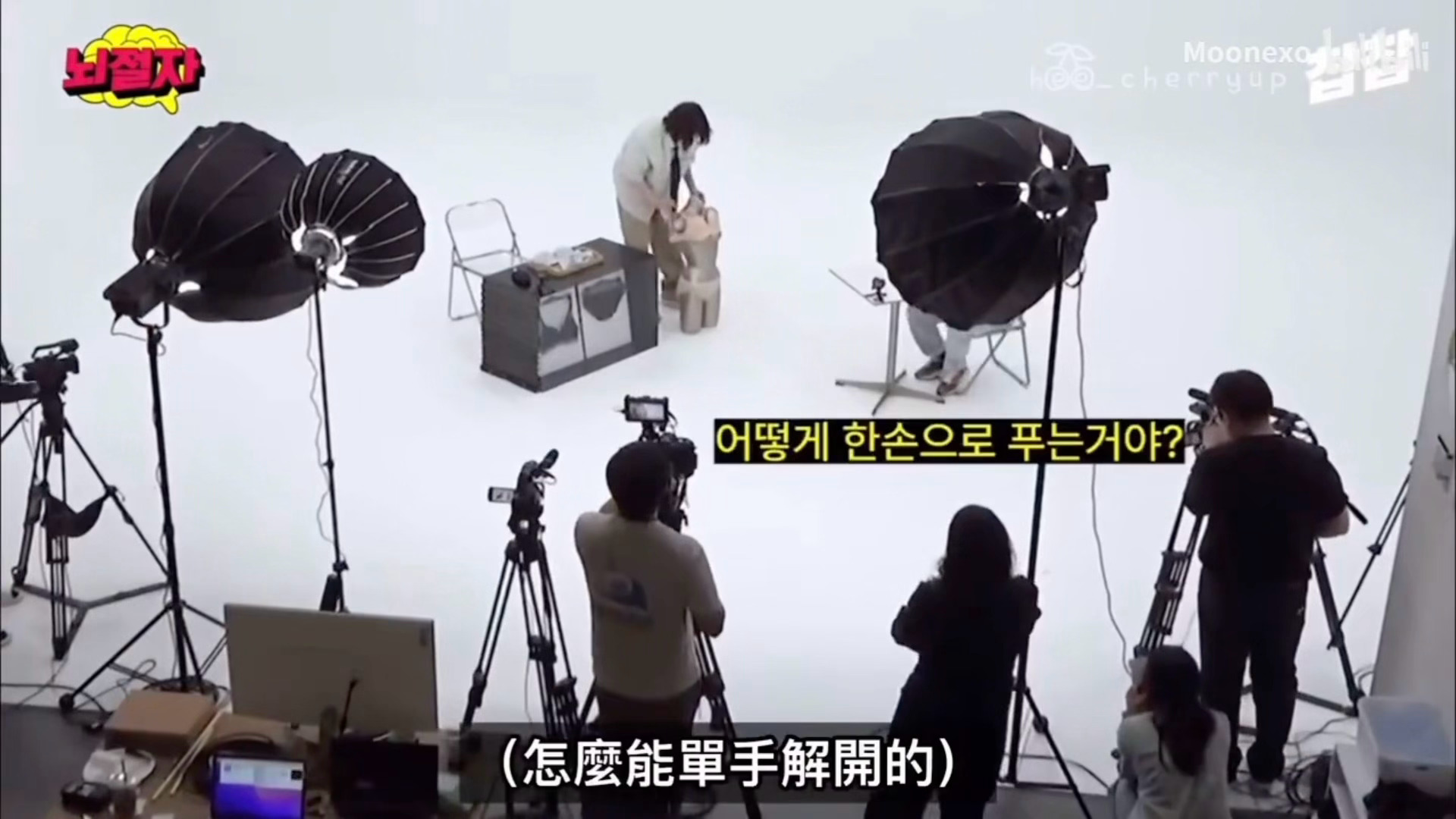 金希澈秒解内衣被审判金希澈这段视频被翻出来审判了，如何评价