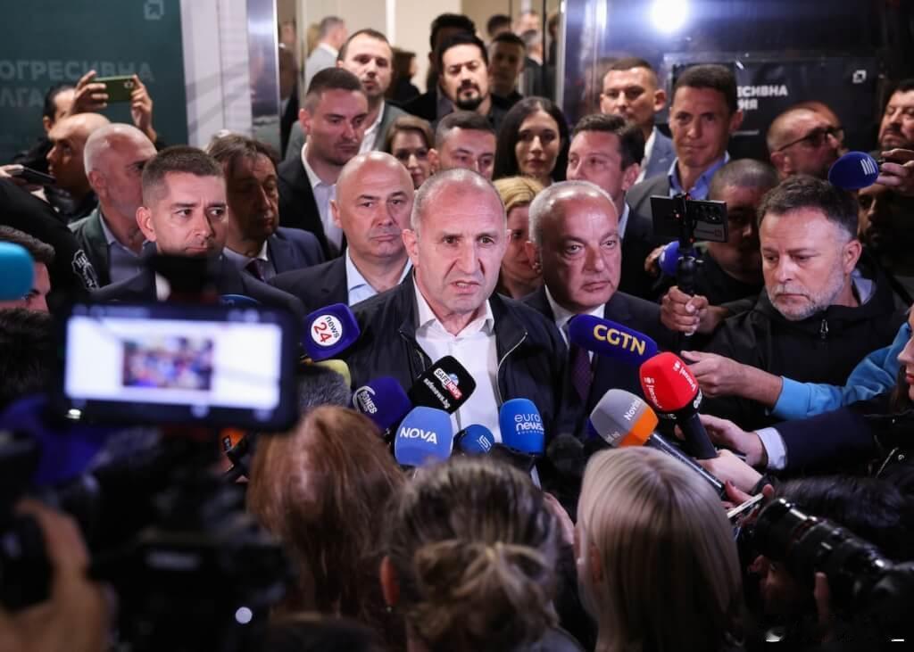 保加利亚今天公布的官方选举结果显示，亲俄的前总统拉德夫所属政党联盟在国会大选中取