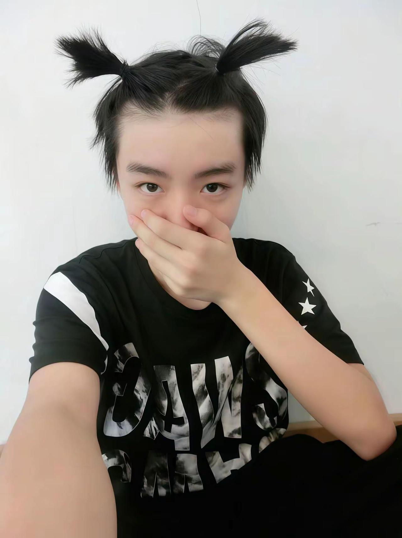 这个宝宝就这样萌化我的心王俊凯萌 王俊凯可爱到犯规 头顶小揪揪 @王哥知道这号吗