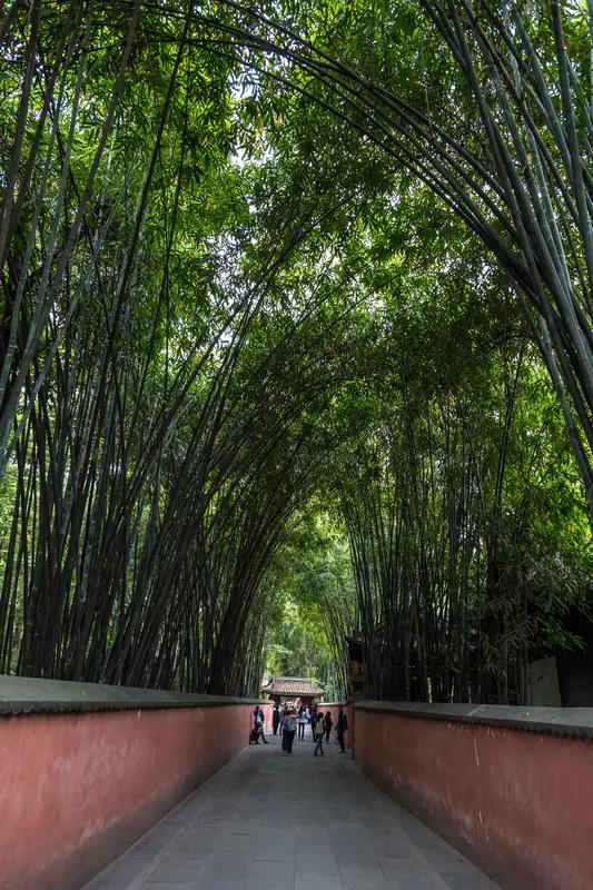 四川成都被称为“天府之国”是有深厚历史渊源的。“天府”原意是天帝的府库，后用来形