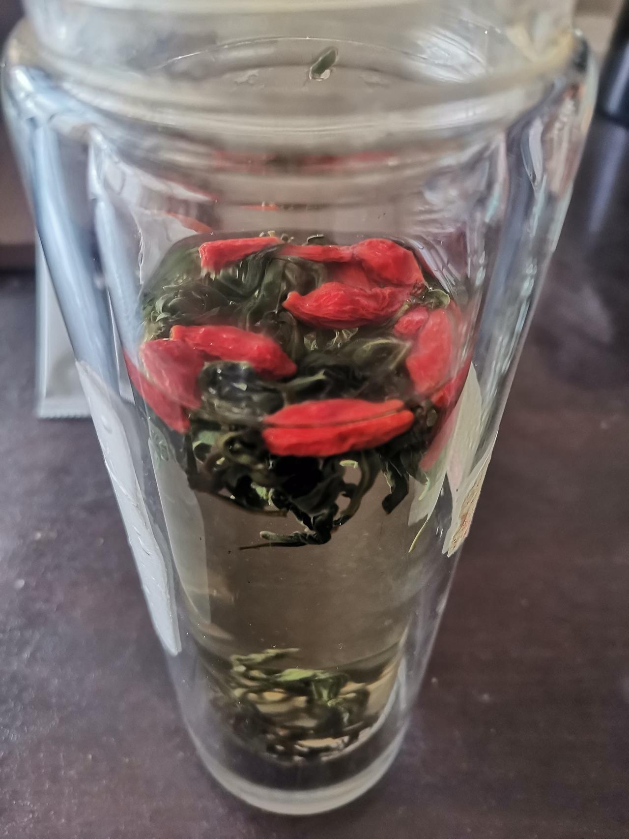 枸杞芽茶配枸杞果，是健康又美味的完美搭配！
    初尝枸杞芽茶，那股青嘘嘘的味