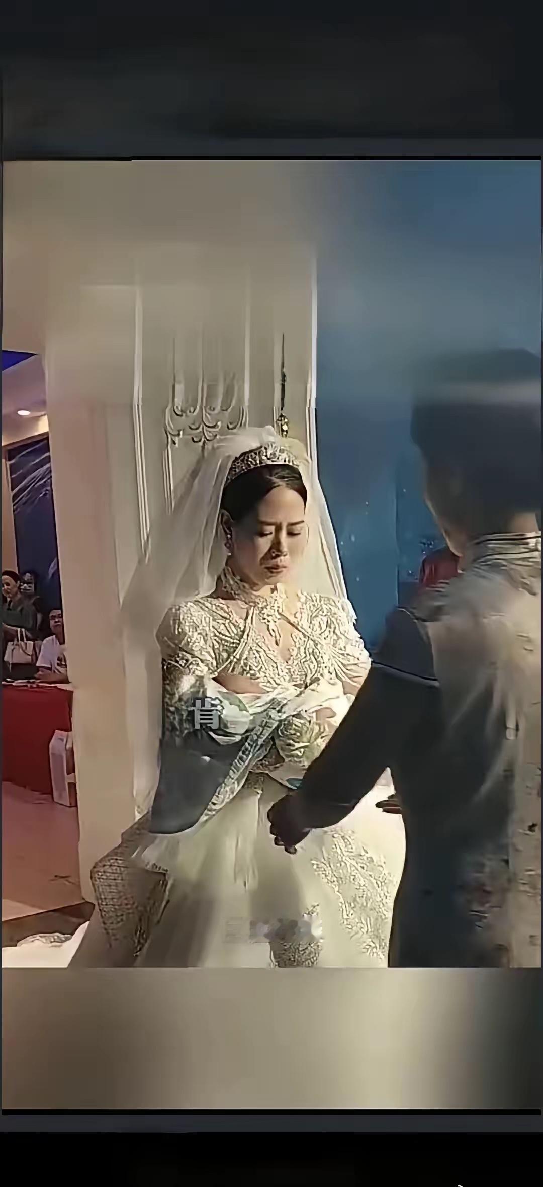 泪目了，陕西一新娘结婚时带着刚满月侄子出嫁，这孩子父亲因公牺牲，孩子母亲受不了打