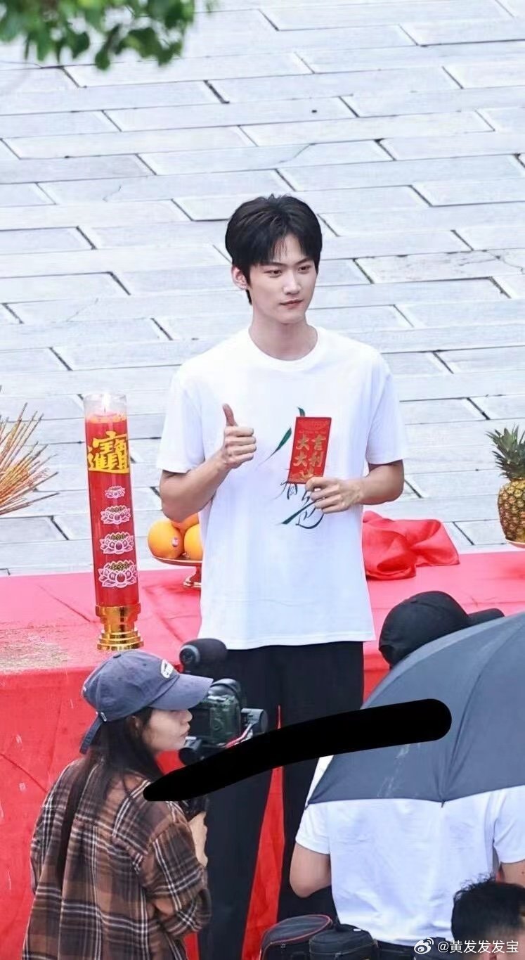 周柯宇和王玉雯小城春色身高差 俩人腿长加起来快两米，走在江南小巷的路透里，连背影