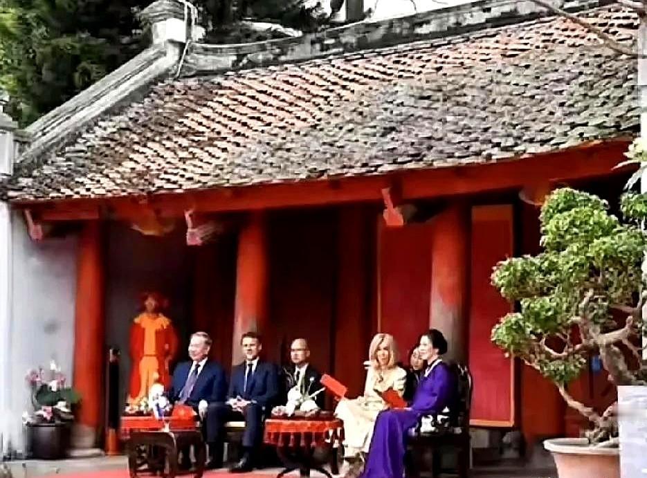 刚刚看到，越南一把手苏林接待法国马克龙一行参访河内文庙的现场画面。我们注意到，苏