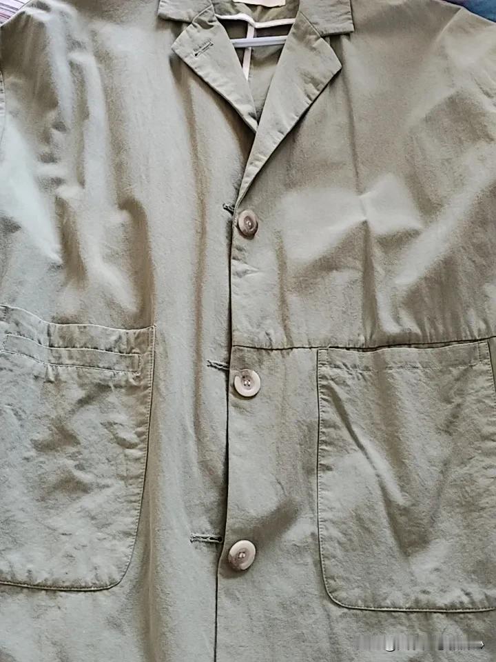 我今天准备拆一件衣服，这件衣服捡了好几年了，纯棉的，品牌是梅子熟了。
是一件绿色