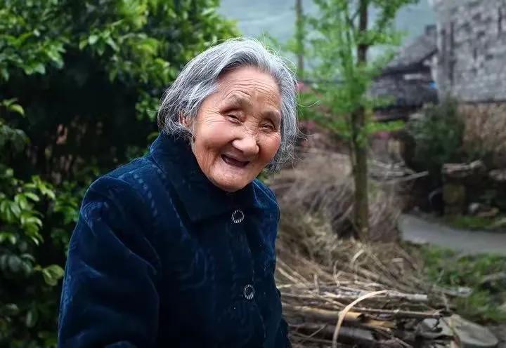 什么样的母亲才是伟大的女性?
伟大的母亲是吞下荆棘挤出乳汁的人。在垃圾堆里翻找明