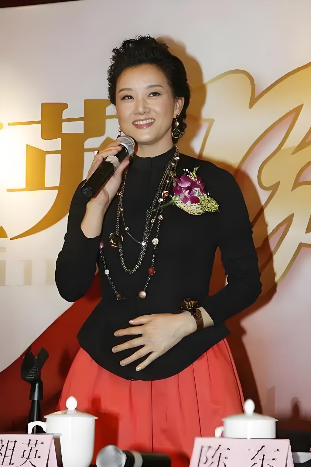 她连登24次春晚，正军级待遇，单位撤销时却干了一件让所有人意外的事

2018年