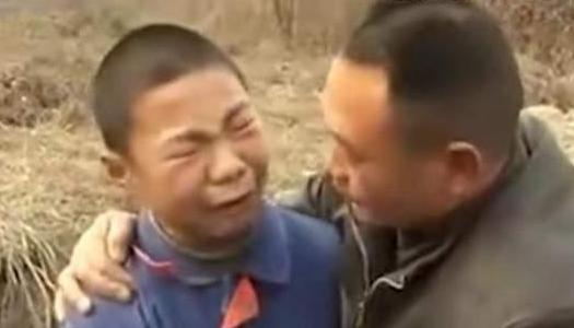 2009年，夫妻俩回到家，发现7岁的女儿离奇失踪，父亲拉过有精神病的儿子，狠狠地