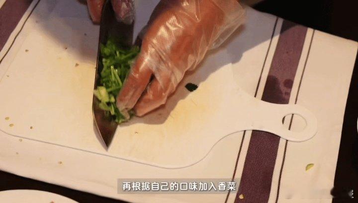 关晓彤 少量蘸料中加入大量香菜 真的被这蘸料拿捏了！不用复杂调味，几样食材一拌就