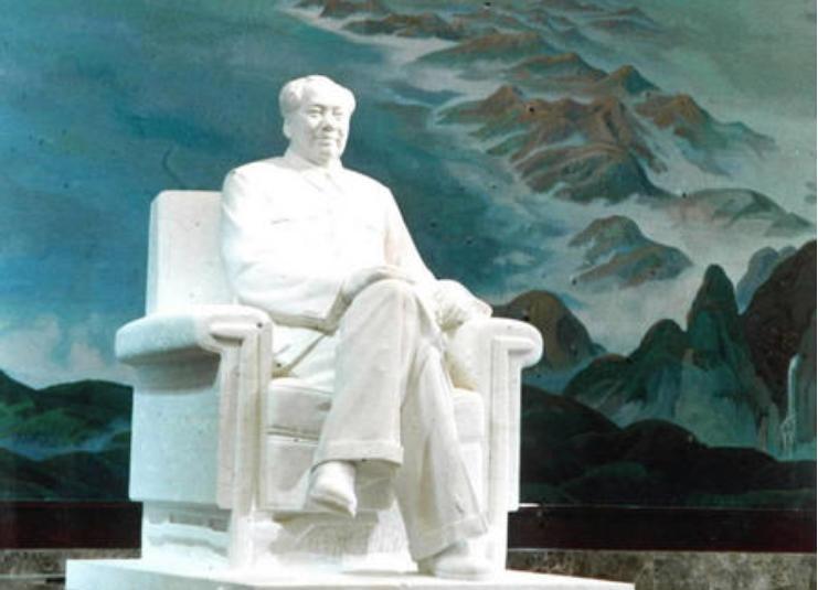 毛主席为何一生都不曾踏入过故宫，去世之后又为何没有选择葬在八宝山？
1938年隆