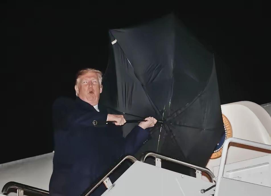 特朗普，一个近80岁老人，一把老旧雨伞，东奔西走，搅得世界动荡不宁！
一手高举关