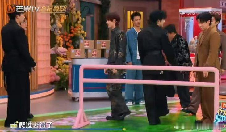 丁程鑫你看看何老师的表情你好星期六 继卡门之后，丁程鑫又解锁卡栏杆新姿势！主动把