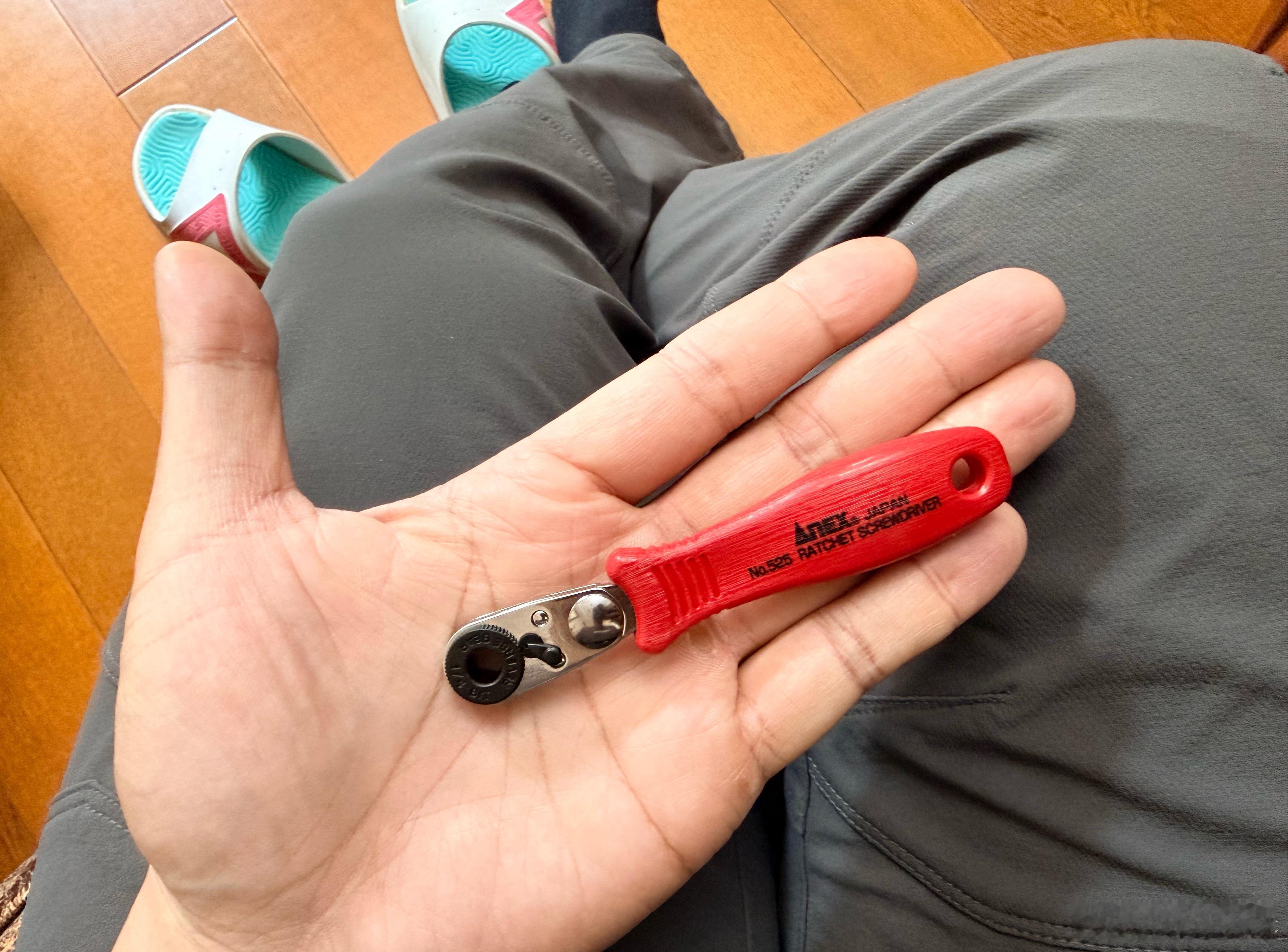 买了个小棘轮扳手，没看尺寸，我知道比较小，但没想到这么小，还没满月就出来上班了