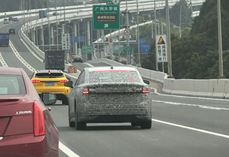 【大众ID.7现身国内路试】近日，社交媒体上曝光了大众ID.7国内路试谍照。作为
