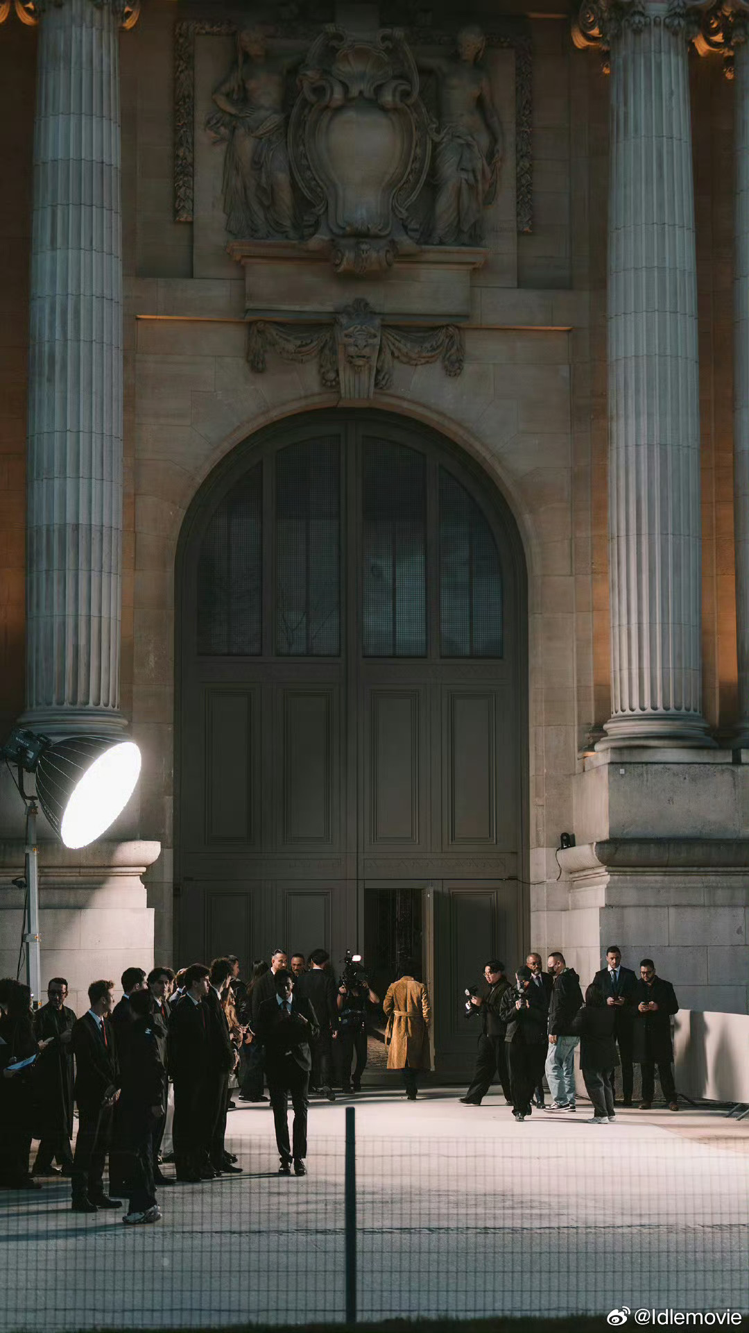 王一博喜欢巴黎的街道熟知王一博的朋友都知道，他的自拍中总少不了街道，这种随性漫步