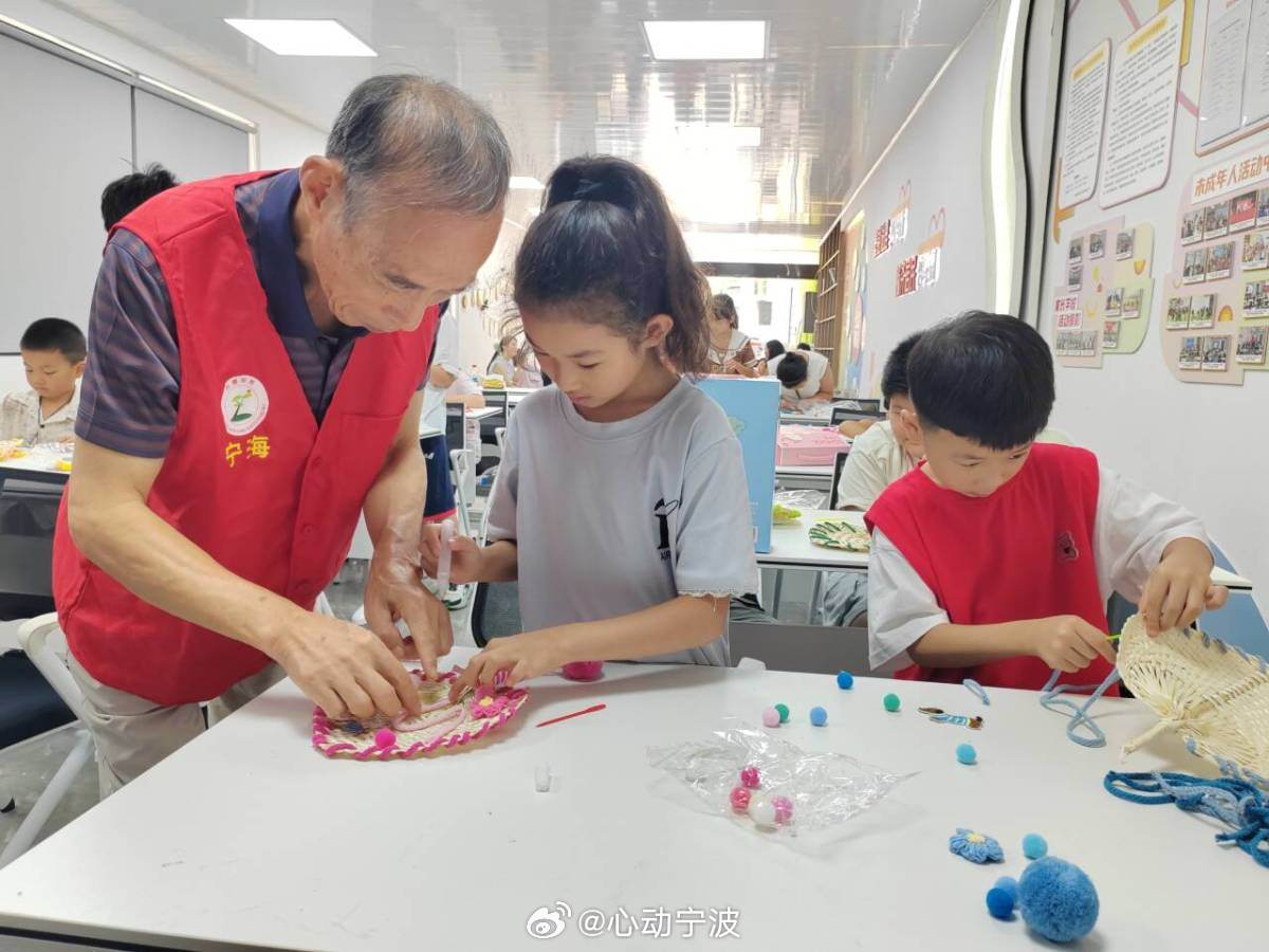 宁波苏老师的暑假装着一群孩子 67岁退休校长苏宝清，连续多年扎根宁海金桥社区假日