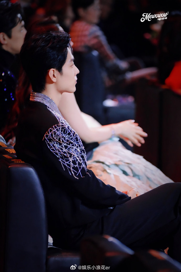 喵娲娲发了肖战未曝光照片 愚人节的快乐是喵娲娲给的！直接放出肖战从未公开的西装亮