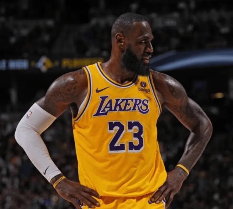 41岁詹姆斯很可能无缘全明星首发，能否入选也是未知数！
今年全明星首轮投票结果出