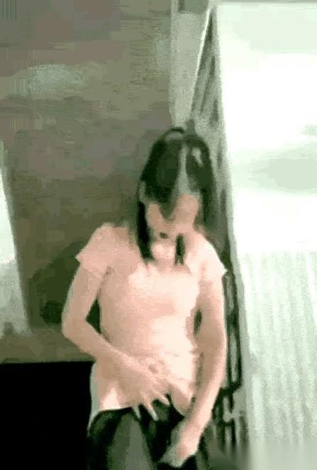 我不敢想。
真的，我不敢想，那一下到底有多疼。
一个女孩子，亲手点燃了夹在自己身