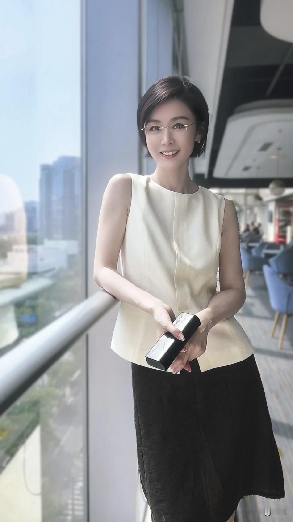 懂得尊重他人，不随意评判别人。不会在背后议论他人是非，尊重每个人的选择和生活方式