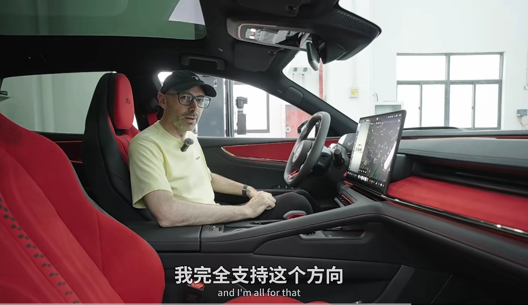 现在外国人也开始各种体验中国车了啊。刷到一个外国同行的视频，在 KW 中国总部体