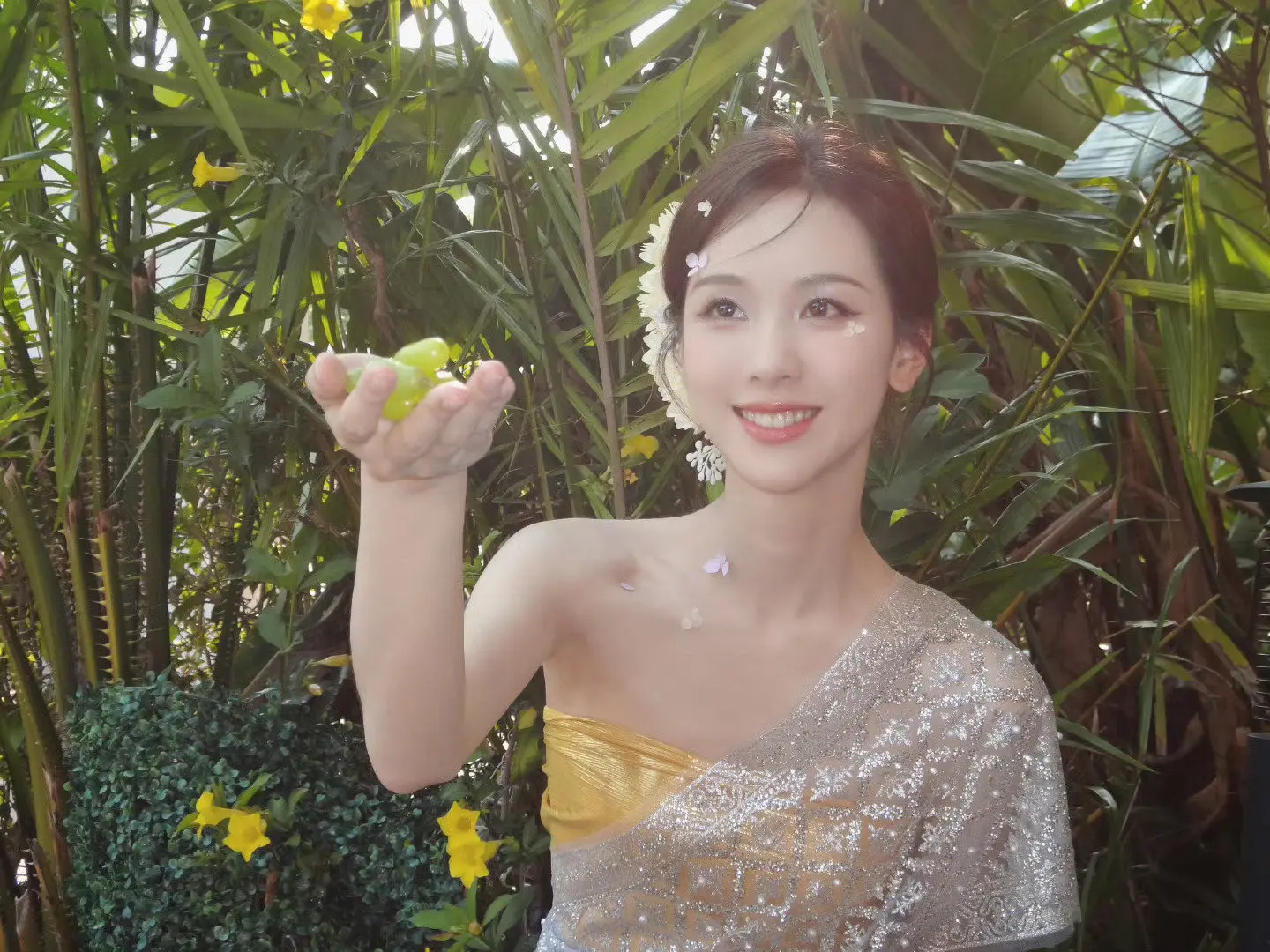 陈都灵。