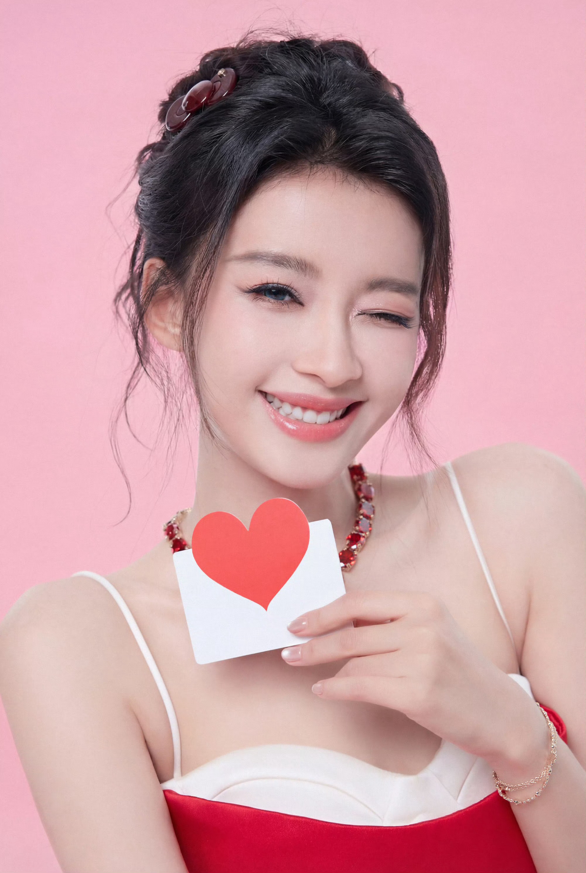 孙怡的红裙造型甜度满分孙怡在逃真人芭比 孙怡你竟是如此甜💗吊带红裙盘发完全真人